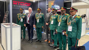 Fred Stoof presenta las novedades del mundo del blindaje de STOOF INTERNATIONAL al Estado Mayor General de Nigeria en DSEI Chiba Jap&oacute;n 2023