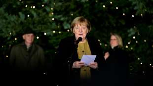 Merkel nimmt zum letzten Mal traditionellen Weihnachtsbaum entgegen