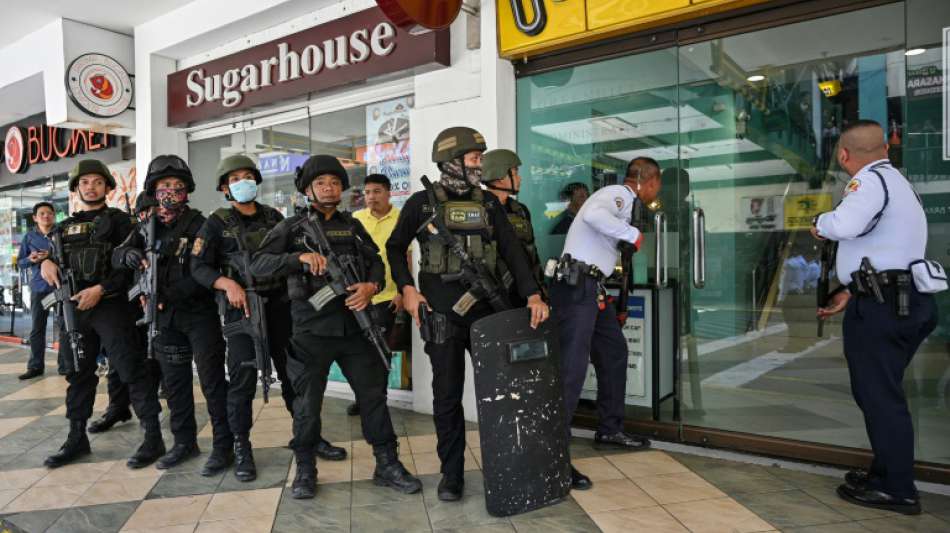 Ex-Wachmann nimmt 30 Geiseln in Einkaufszentrum in Manila