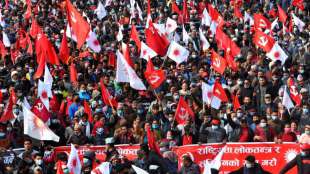 Zehntausende Demonstranten fordern Wiedereinsetzung des Parlaments in Nepal