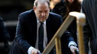 Harvey Weinstein f&uuml;r Prozess nach Los Angeles &uuml;berstellt