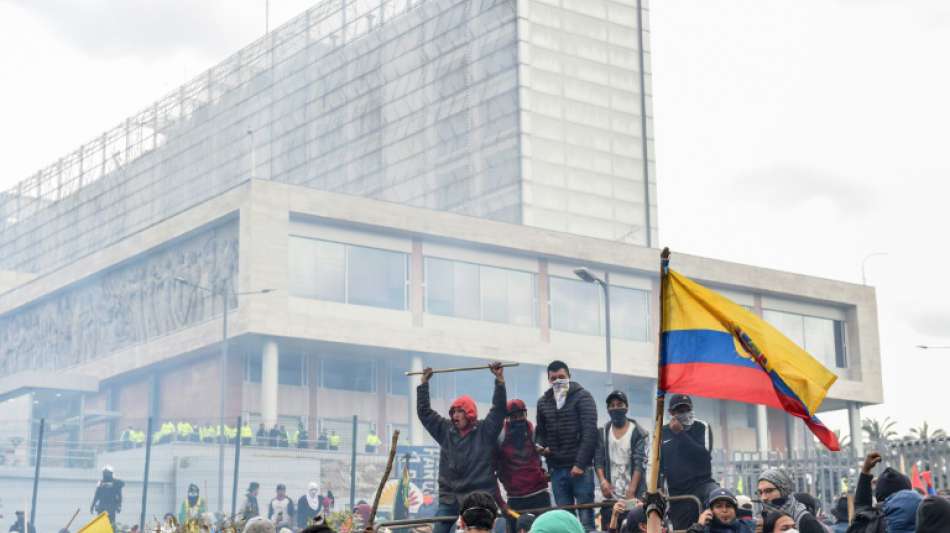 Neue Zusammenstöße vor Parlamentsgebäude in Ecuadors Hauptstadt Quito