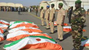 Staatschefs der Anti-Terror-Allianz G5 gedenken der Toten des Anschlags in Niger