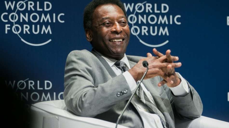 Fu&szlig;ballidol Pel&eacute; verl&auml;sst nach Darm-Operation Intensivstation