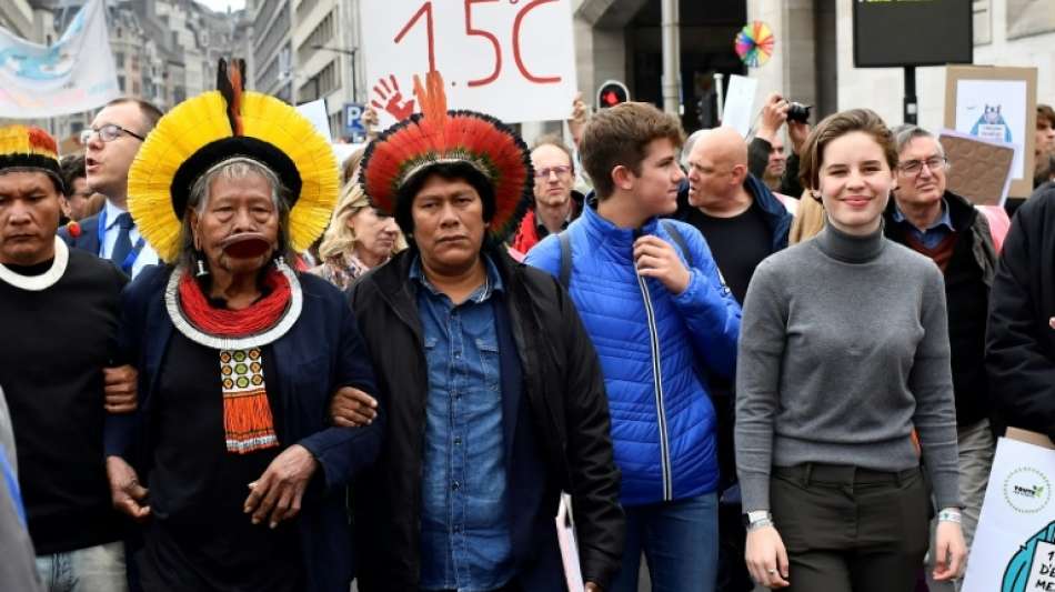 Amazonas-Häuptling unterstützt Jugendliche bei Klimastreik in Brüssel