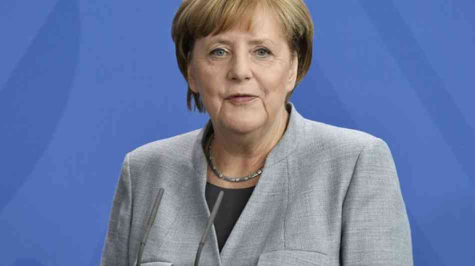 btw17: Kanzlerin Merkel sorgt sich um den Fußball