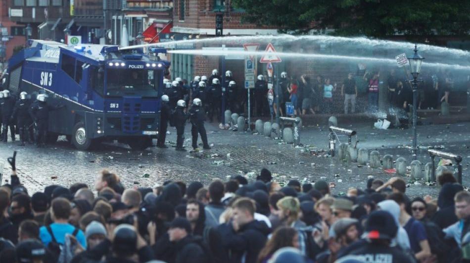 Krawalle, Angriffe und Wasserwerfer: G20-Proteste eskalieren
