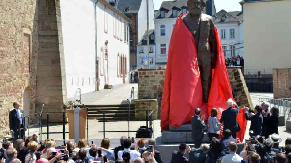 Karl-Marx-Statue in Trier enth