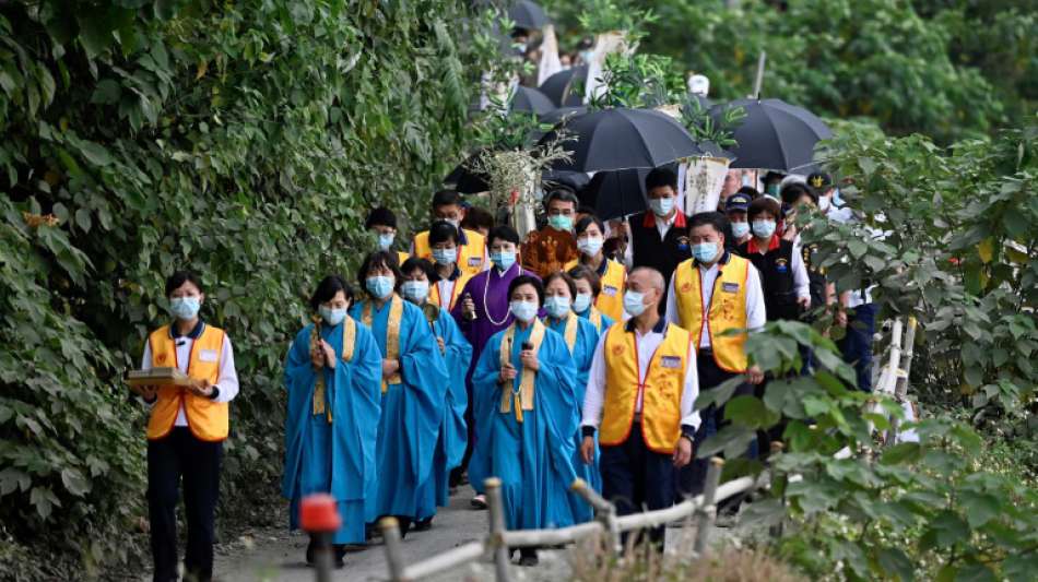 Emotionale Trauerfeier für die 50 Todesopfer von Zugunglück in Taiwan