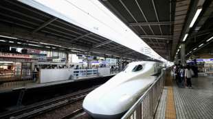 Japanischer Hochgeschwindigkeitszug fährt bei 280 km/h mit offener Tür