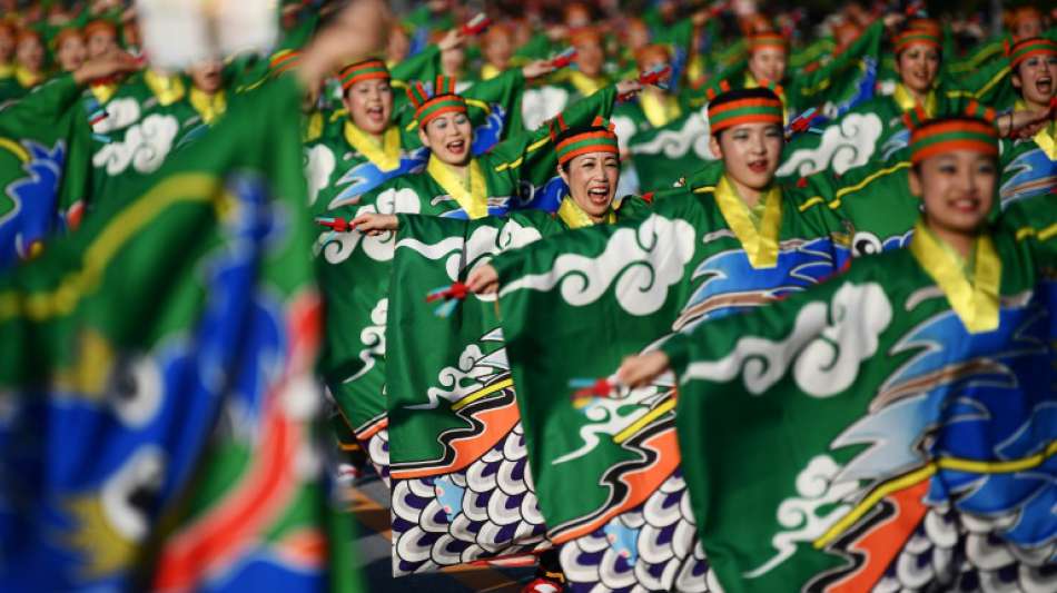 Zehntausende Japaner feiern Thronbesteigung von Kaiser Naruhito