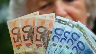Ehrlicher Finder gibt Brieftasche mit weit über 1000 Euro bei der Polizei ab