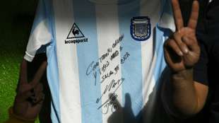 Maradona spendiert signiertes Trikot