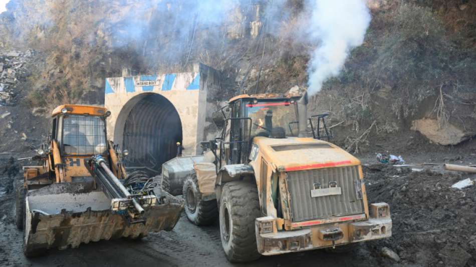 Helfer starten Bohrung zur Rettung Verschütteter im indischen Himalaya-Gebiet