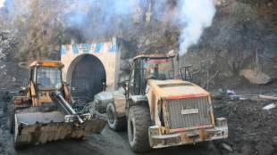 Helfer starten Bohrung zur Rettung Verschütteter im indischen Himalaya-Gebiet