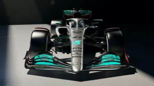 "Nie gesagt, dass ich aufh&ouml;re": Hamilton ist zur&uuml;ck im silbernen Mercedes