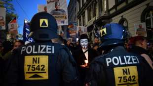 Mehrere verletzte Polizisten bei Demonstration von "Querdenken"-Bewegung in Leipzig