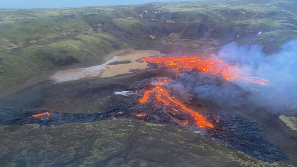 Vulkan bei Reykjavik l&auml;sst Himmel &uuml;ber Island feuerrot leuchten