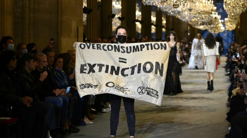 Klima-Aktivisten st&uuml;rmen Modenschau von Louis Vuitton