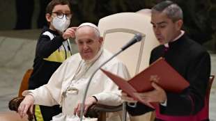 Junge stibitzt dem Papst bei Generalaudienz die Kappe