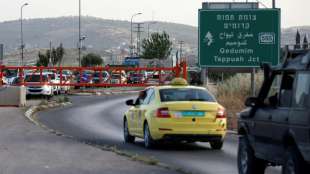 Drei Israelis durch Schüsse auf Bushaltestelle im Westjordanland verletzt