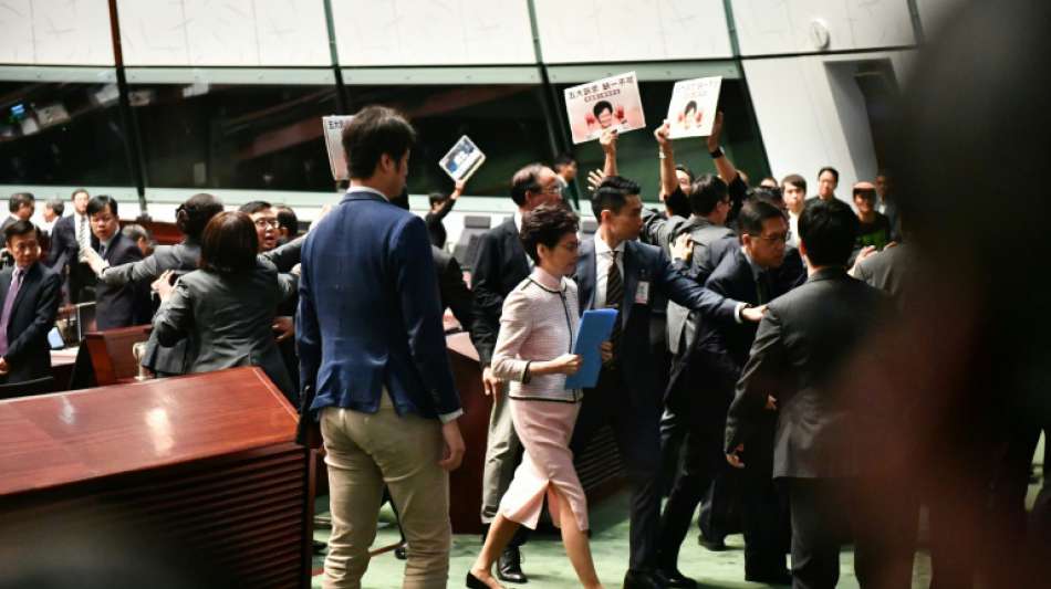 Hongkongs Regierungschefin muss Regierungserklärung im Stadtparlament abbrechen