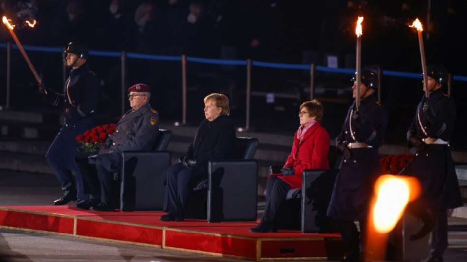 Bericht: Kramp-Karrenbauer w&uuml;nscht sich zum Zapfenstreich Western-Filmmusik 