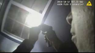 US-Polizist erschießt schwarze Frau durch Fenster ihres Hauses