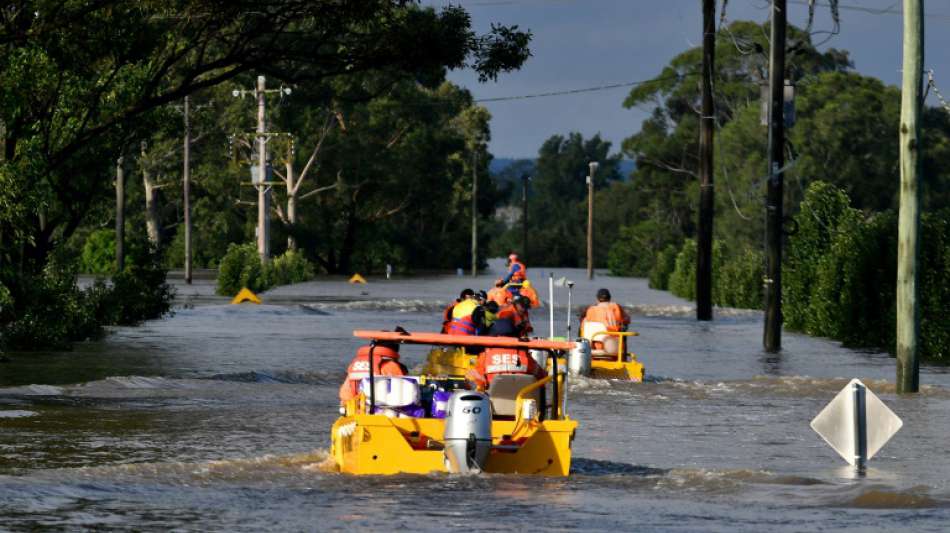 Australier retten sich mit Jetskis und Schlauchbooten aus &Uuml;berschwemmungsgebieten