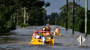 Australier retten sich mit Jetskis und Schlauchbooten aus Überschwemmungsgebieten