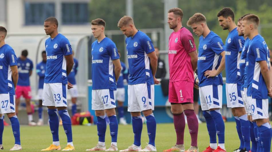 Schweigeminute zum Auftakt der 2. Bundesliga