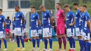 Schweigeminute zum Auftakt der 2. Bundesliga