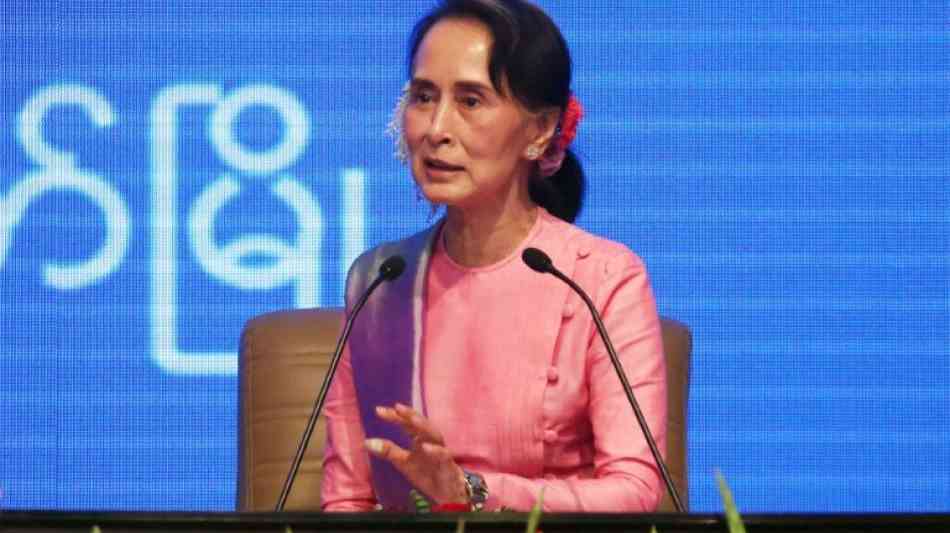 Rangun: Suu Kyi begr