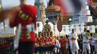 Feierliche Prozession für frisch gekrönten König Rama X. durch Bangkok
