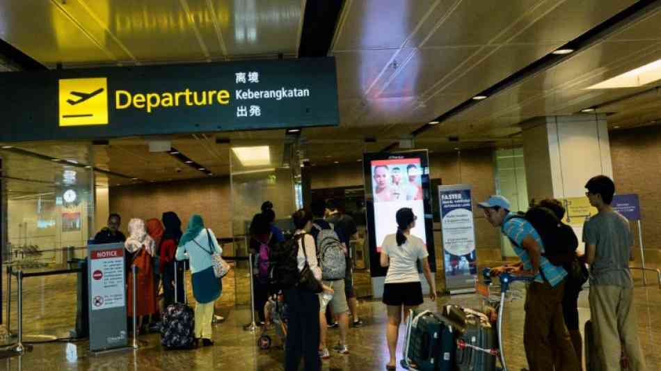 Gepäcktabfertiger am Flughafen Singapur vertauscht hunderte Kofferschilder