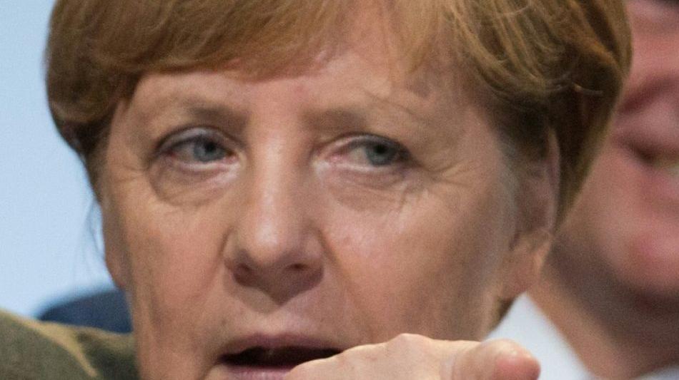 Angela Merkel blickt optimistisch auf Kartoffelernte im eigenen Garten