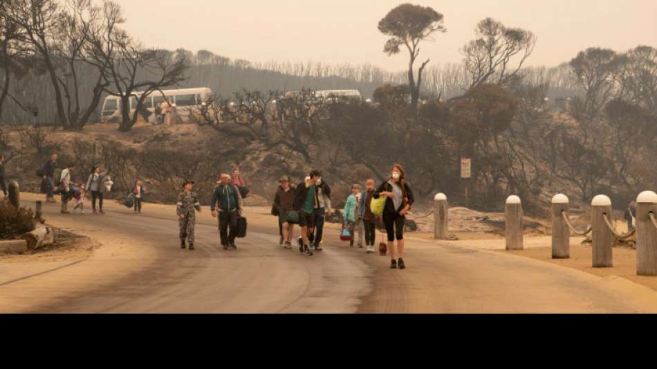 Marine holt von Flammen eingeschlossene Menschen aus australischer Küstenstadt