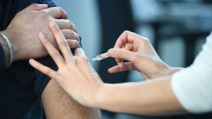 "Bild": Zulassung von Astrazeneca-Vakzin nur für unter 65-Jährige erwartet