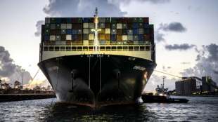 Containerschiff "Ever Given" l&auml;uft im Hafen von Rotterdam ein