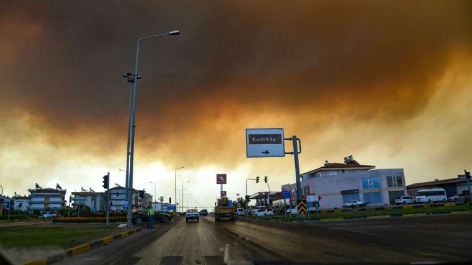 Mindestens drei Tote bei Waldbränden im Süden der Türkei