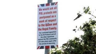 Todesnachricht von Prinz Philip bringt Proteste in Nordirland zum Erliegen