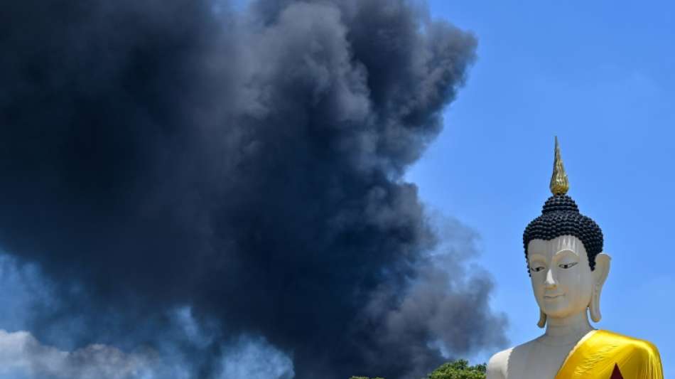 Ein Toter und 29 Verletzte bei Explosion und Feuer in Plastikfabrik in Bangkok