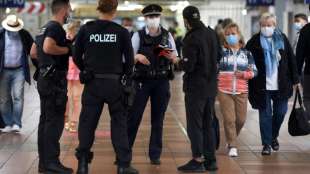 Mehrere Polizisten bei Rangeleien mit Feiernden in Stuttgart und Hamburg verletzt