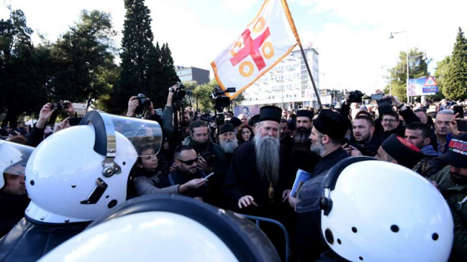 Proserbische Abgeordnete nach Tumult im Parlament von Montenegro festgenommen