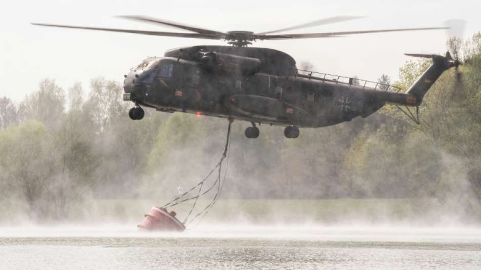 Einsatz von Löschhubschraubern der Bundeswehr bei zwei Waldbränden erfolgreich