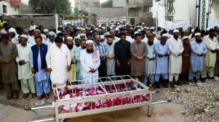 Pakistan trauert um Opfer des verheerenden Zugbrandes