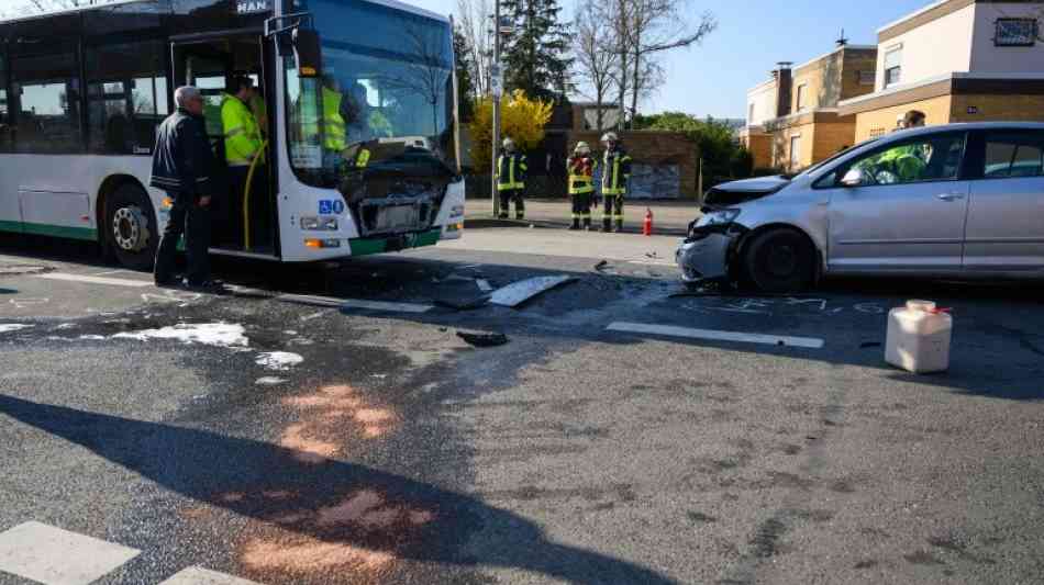 Vier Schwerverletzte bei Unfall mit Schulbus in niedersächsischem Garbsen