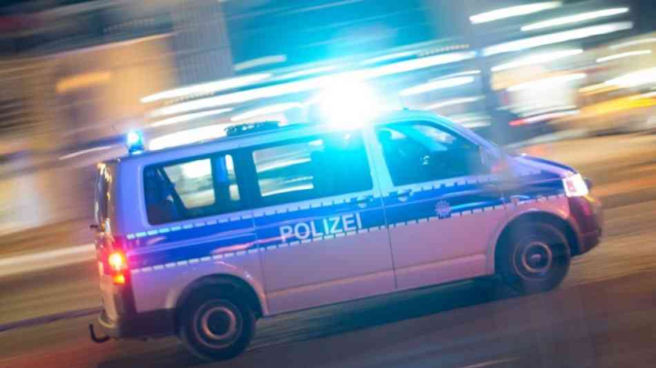 Polizei entdeckt 16 Mitfahrer ohne eigenen Sitzplatz in Kleintransporter
