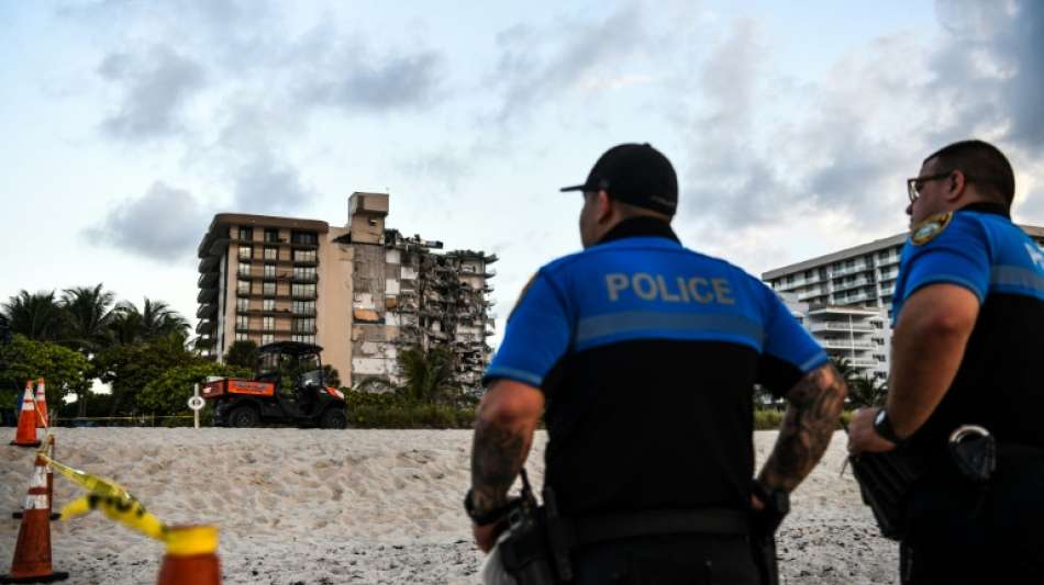 Zw&ouml;lfst&ouml;ckiges Wohnhaus in Florida teilweise eingest&uuml;rzt