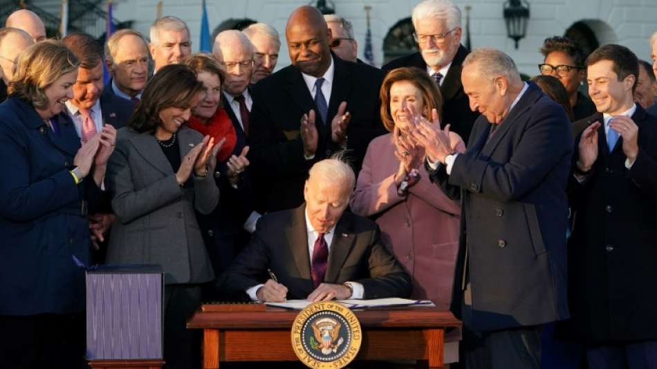 Biden feiert mit Unterzeichnung von Infrastrukturpaket politischen Erfolg
